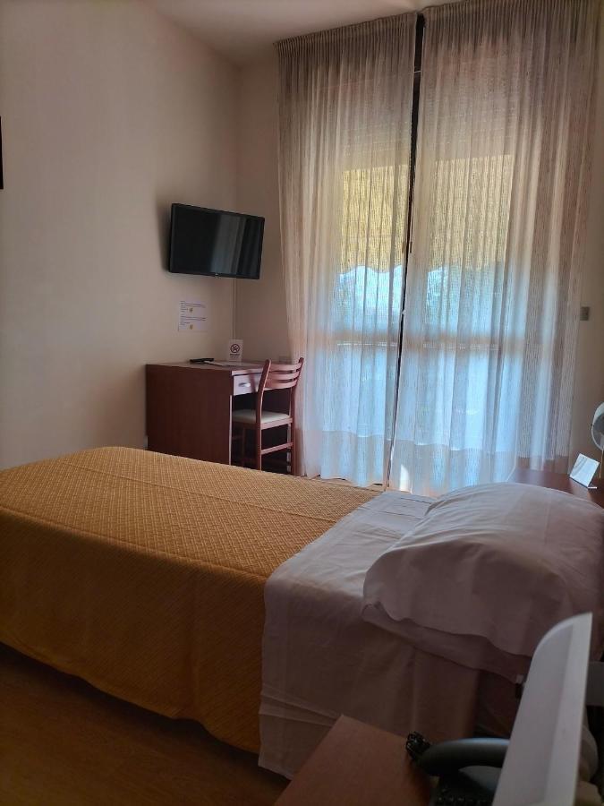 Hotel Derby Сирмионе Экстерьер фото