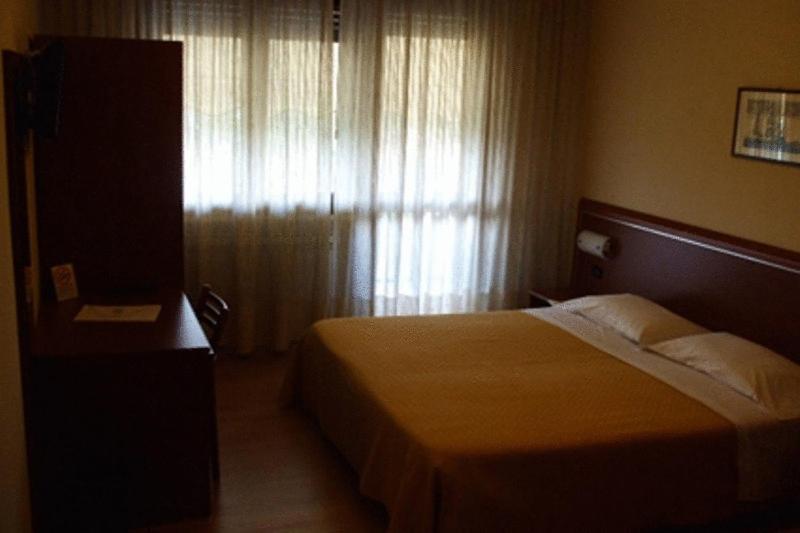 Hotel Derby Сирмионе Экстерьер фото