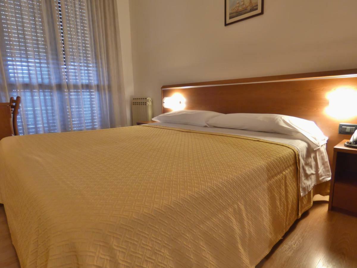 Hotel Derby Сирмионе Экстерьер фото