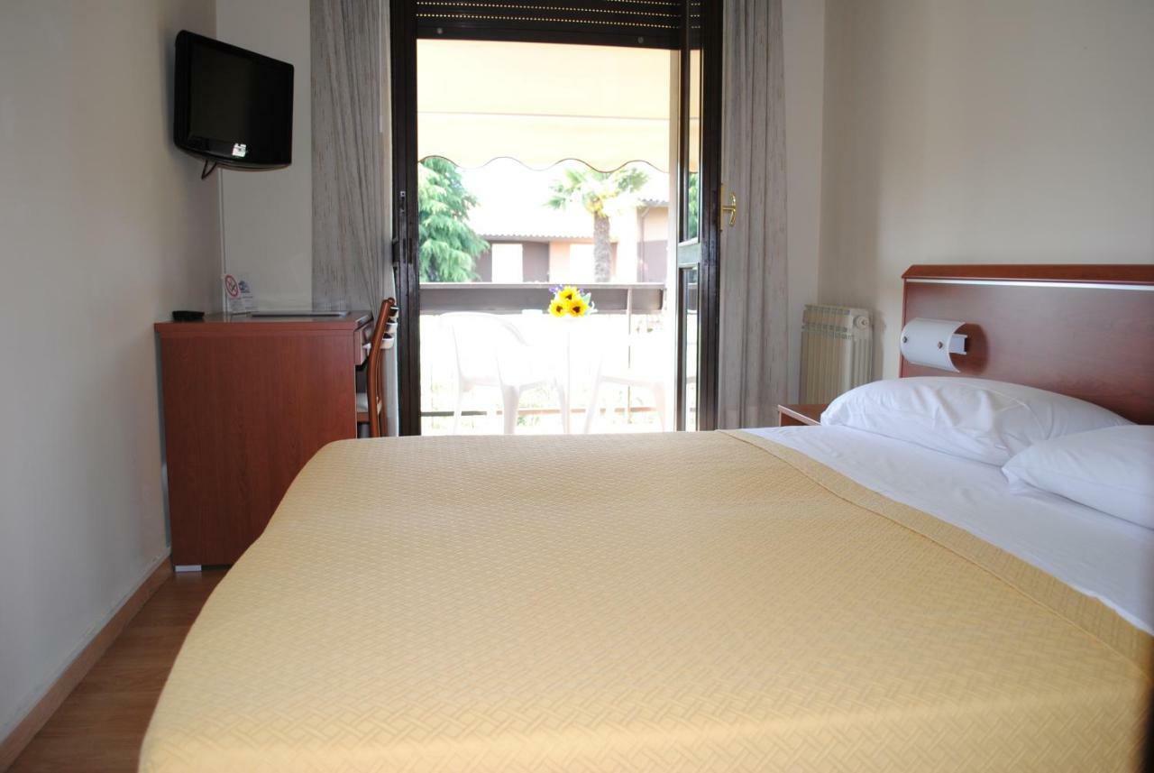 Hotel Derby Сирмионе Экстерьер фото